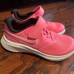 NIKE GIRLS STAR RUNNER 2 SNEAKER